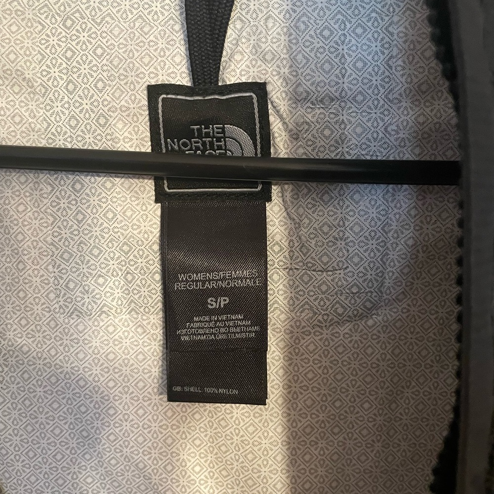 NWOT black North Face raincoat with hood Brand new worn a handful of times - Picture 8 of 10